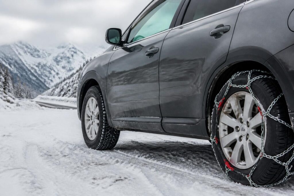 découvrez les avantages des pneus hiver et des chaînes neige pour bien préparer votre voiture à affronter l'hiver. quel équipement choisir selon vos besoins et conditions de conduite ?